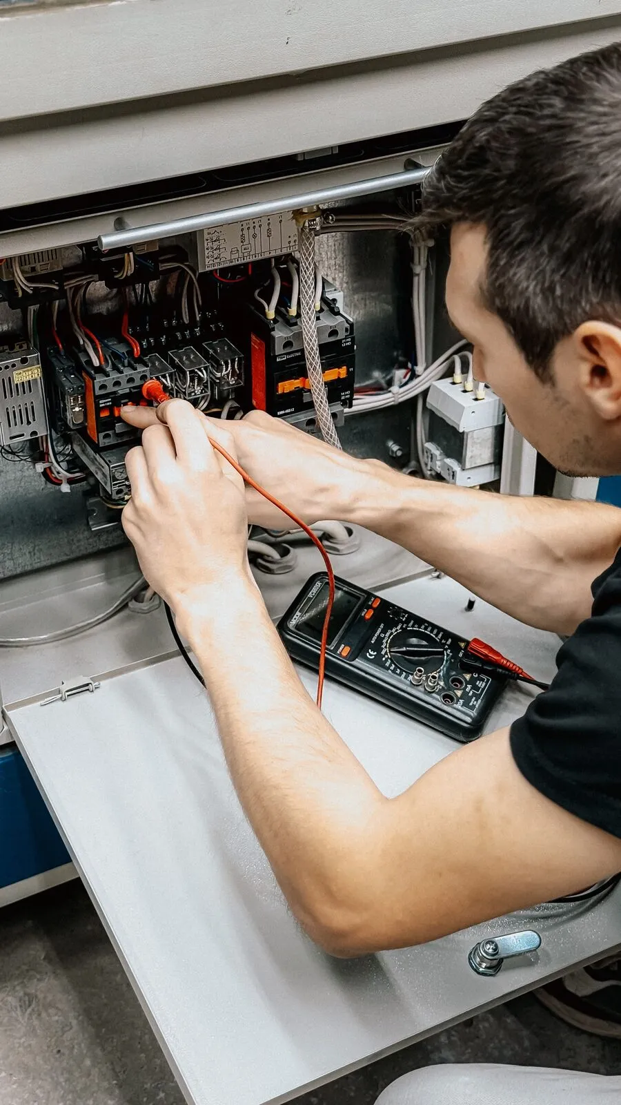 Electricista de VallPi treballant en un quadre elèctric